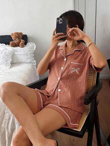 Dreamivo Ensemble de pyjama avec col à volants à broderie en forme de nœud, Top avec col boutonné et shorts confortables - Rose saumon - Voir 3