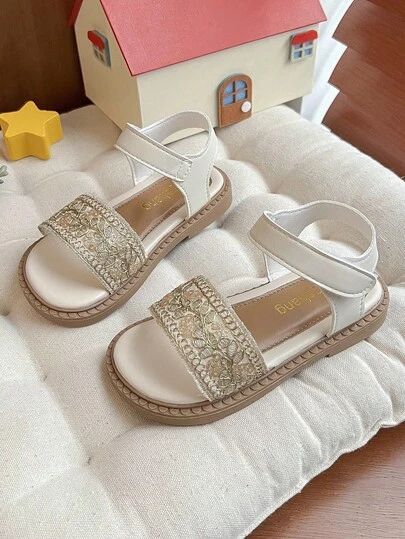 1 Đôi dép xăng đan móc rỗng cho bé gái, trang trí hoa văn nhiều màu sắc (Móc rỗng, thiết kế hoa văn nhiều màu sắc trên thân dép) Chất liệu phối PU và dệt kim (Phần trên của dép là da PU và dệt kim phối hợp) Cổ thấp (Cổ dép thấp) Khóa cài (Khóa cài để cố định) Dép xăng đan đế bằng kiểu dáng đồng quê, thích hợp cho đi học hàng ngày vào mùa hè, đi bộ ngoài trời và các dịp khác.