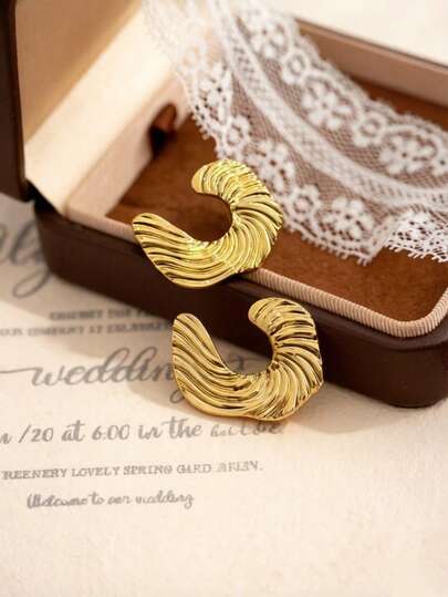 2026 新品上市：超大金色螺旋 C 形女士不锈钢耳环——波浪纹理垂坠耳环，低过敏性且轻盈。适合任何场合，是母亲节送给妈妈、奶奶、妻子或闺蜜的完美礼物。