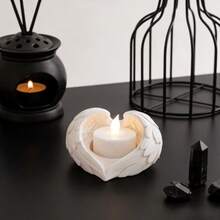 Chân nến hình cánh thiên thần, thích hợp cho nến tealight hoặc nến giả, lý tưởng để trang trí nhà cửa và trưng bày trên bàn làm việc. Món đồ trang trí chân nến độc đáo và sáng tạo này là một món quà tuyệt vời dành cho những người yêu thích trang trí. - Một cỡ - Xem 2