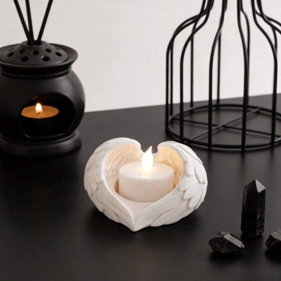 Chân nến hình cánh thiên thần, thích hợp cho nến tealight hoặc nến giả, lý tưởng để trang trí nhà cửa và trưng bày trên bàn làm việc. Món đồ trang trí chân nến độc đáo và sáng tạo này là một món quà tuyệt vời dành cho những người yêu thích trang trí.