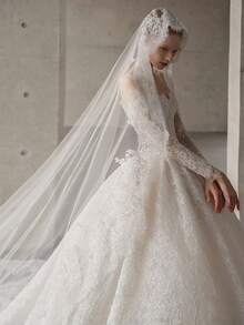 Elegant Ball Gown Wedding Dress For Women, Off-The-Shoulder Sweetheart Neckline Long Sleeve Lace Bridal Gown With Intricate Floral Lace Appliqué, Floor-Length Chapel Train Scalloped Lace Edge Tulle Wedding Dress, Perfect For Church Wedding, Garden Wedding, Formal Wedding, Spring, Summer, Fall, Winter, Bridal Shower, Engagement Party, Wedding Reception, Bridal Photoshoot - 白色 - 查看 3