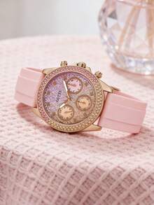 Guess Đồng hồ thạch anh đa chức năng dành cho nữ, viền kép đính kim cương pha lê, mặt số màu hồng ombre lấp lánh, vỏ mạ vàng hồng, 3 mặt số phụ, hiển thị ngày, giờ 24 tiếng, dây đeo silicon màu hồng, quà tặng ngọt ngào cho các cô gái thời kỳ Y2K. - Hồng - Xem 4