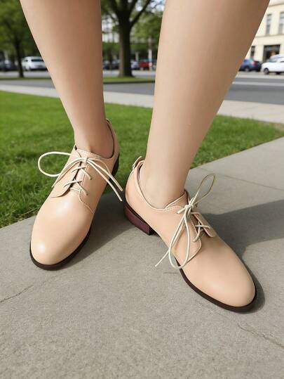 1 đôi giày thể thao buộc dây thời trang, màu trơn, kiểu dáng preppy, thoải mái, phù hợp cho mọi mùa.
