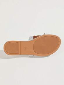 Sandales plates pour femmes, tongs d'été de mode à la plage, glissières argentées avec boucle métallique stylée, tongs surdimensionnées polyvalentes, convenant aux robes, chaussures de style bohème pour dames - Argent - Voir 4