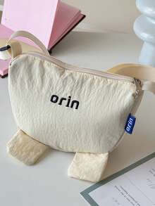 1 chiếc túi đeo chéo vải in chữ, có khóa kéo, kiểu dáng thường ngày, phù hợp cho cả bé trai và bé gái, sử dụng được quanh năm. - A - Xem 15