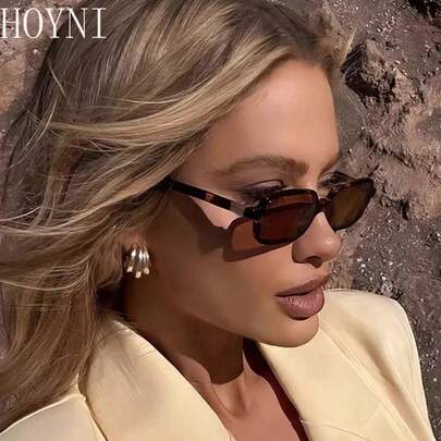  [HOYNI] 品牌设计简约时尚方形镜框眼镜一副，适合旅行、度假、日常佩戴、海滩和户外活动。夏季海滩度假和户外旅行必备。