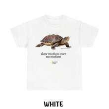 T-shirt 2026 << Plutôt que le ralenti » - Illustration amusante de tortue et citation inspirante pour les amoureux des animaux et la détente - Collection Launch Club, tenue d'été pour femme - Blanc - Voir 4