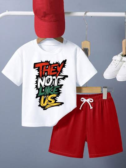 Bộ quần áo thường ngày cho bé trai gồm áo thun ngắn tay in khẩu hiệu và quần short.
