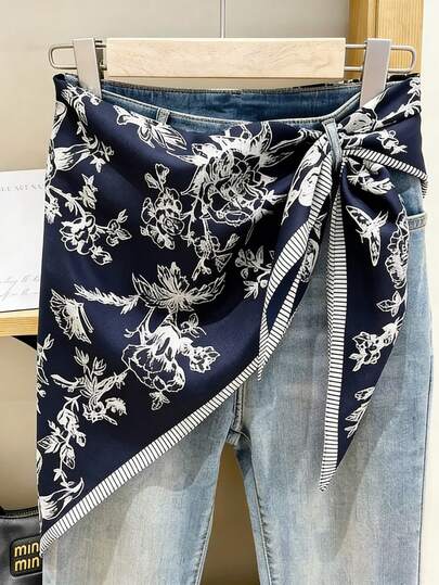 Khăn choàng hoa kiểu Hàn Quốc, buộc quanh eo giúp kéo dài đôi chân, kết hợp với quần jeans tạo nên vẻ ngoài thanh lịch, tôn dáng, là phụ kiện phù hợp cho các dịp lễ lớn và sự kiện.
