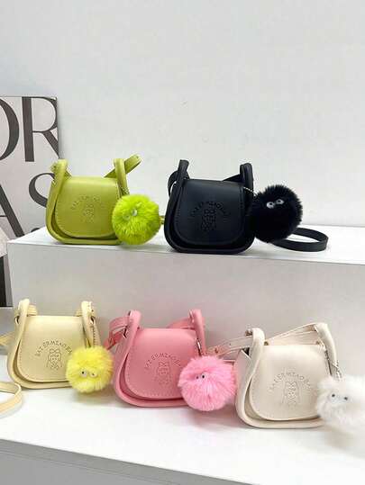 Este bolso bandolera para niñas presenta un diseño lindo y de moda, impreso con patrones de niña de dibujos animados y letras. Hecho de material de piel de PU de unicolor con cierre magnético. La correa ajustable para el hombro lo hace muy adecuado para el uso diario de compras y viajes de las niñas.