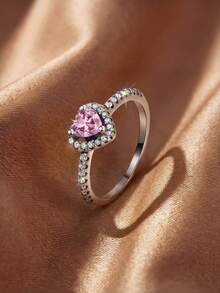 Anel de casamento feminino minimalista em prata de lei 925 com zircônia cúbica em formato de coração e semicírculo cravejado de diamantes. Elegante e luxuoso, perfeito para noivas e casais. Ideal para presentear com um anel de compromisso ou noivado. - Prata - Ver 5