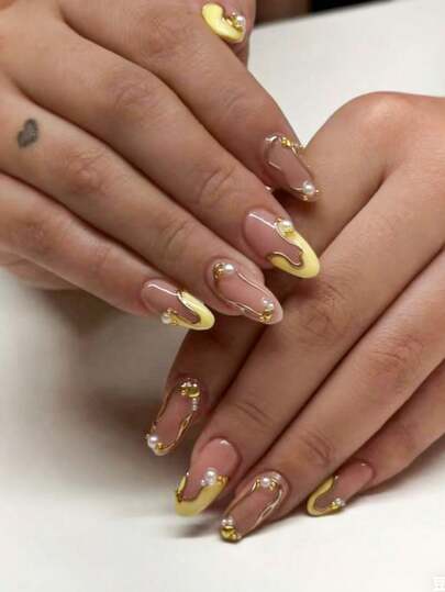 10片手工美甲贴纸，短指甲，假指甲，法式杏仁形美甲，裸色美甲，柔美美甲，精致奢华美甲，夏季亮白美甲，手绘奶油黄法式甲尖，金色镶边，饰以珍珠和水钻，包含美甲工具，适合各种场合，快速粘贴和卸除，适合女性和女孩的杏仁形美甲贴纸