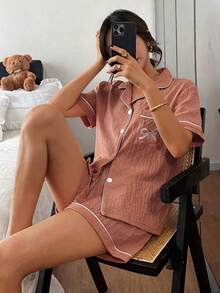 Dreamivo Ensemble de pyjama avec col à volants à broderie en forme de nœud, Top avec col boutonné et shorts confortables - Rose saumon - Voir 1