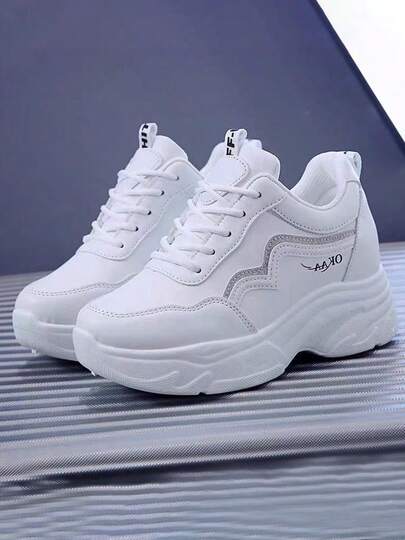Nuevas zapatillas deportivas de mujer en color blanco con cordones delanteros. Zapatillas deportivas de cuña baja con punta redonda y monograma. Zapatos de plataforma con parche de moda y tacón de 5 cm