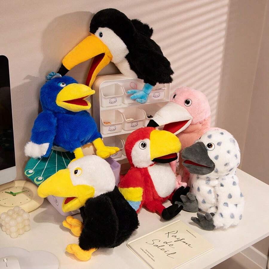 1个趣味鸟类系列动物手偶毛绒玩具，款式多样，包括鹦鹉、巨嘴鸟、孔雀、火烈鸟、猫头鹰等，适合亲子互动、角色扮演、早期教育，可表达情感，是送给朋友、儿童生日、母亲节、儿童节的理想礼物。