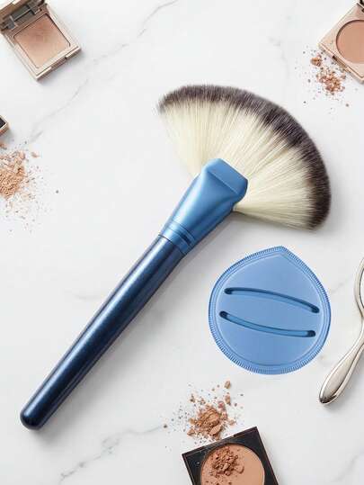 1支超大号蓝色扇形轮廓刷，可作面膜护理刷、超蓬松古铜粉高光刷，面部及身体两用扇形刷