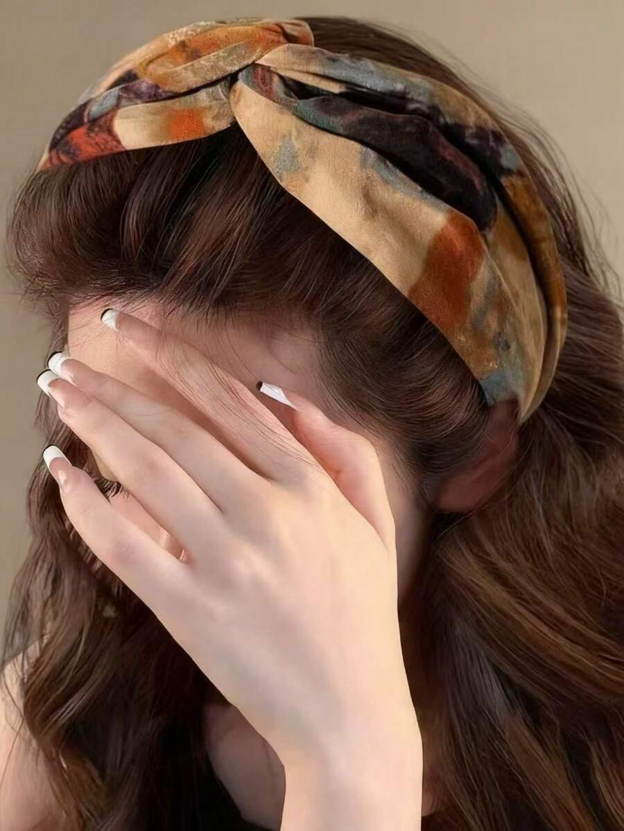 1件女款復古綁帶染布髮箍，寬邊設計，簡約優雅髮飾。此印花髮箍採用綁帶式復古油畫風，高頂十字寬版設計，高端女士優雅髮箍