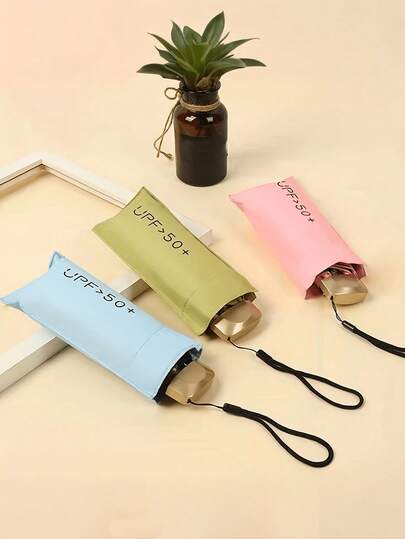 1 把轻便便携旅行伞，防水，手动开合，6 根加固伞骨，防紫外线遮阳伞，男女通用（由于批次差异，伞面面料、伞骨颜色、英文字母图案设计、纽扣形状和伞骨颜色随机搭配）。