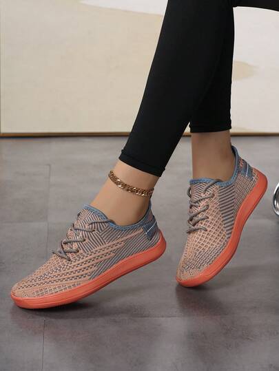 女士加大码宽楦简约风格皮革拼接系带赤足鞋，适合户外运动