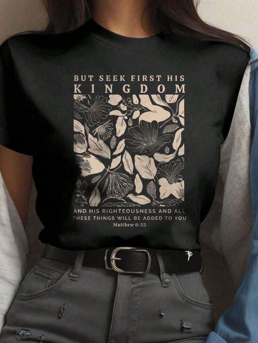 Floral Alphabet Combined Print Short Sleeve Casual T-Shirt For Summer BUT SEEK FIRST HIS KINGDOM AND HIS RIGHTEOUSNESS AND ALL THESE THINGS WILL BE ADDED TO YOU Matthew 6: 33 Graphic Tees Women Tops woman Todo tipo de impresiones, chaqueta, camiseta de cuello redondo, casual, para oficina, para viajar, muy popular, viento deportivo, estampado/patrón, camiseta de algodón 100%, camiseta casual, cómoda, suave, transpirable The latest popular bestseller - Negro - Ver 1