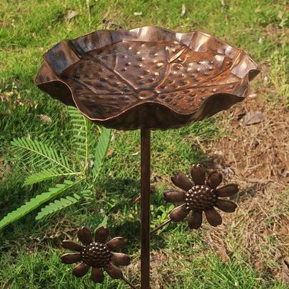 1个带支架的喂鸟器 - 耐用铁质喷泉盆，易于清洁设计，吸引鸟类和蝴蝶，户外鸟浴盆，庭院装饰，色彩鲜艳的鸟类装饰，易于清洁的材质