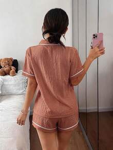 Dreamivo Ensemble de pyjama avec col à volants à broderie en forme de nœud, Top avec col boutonné et shorts confortables - Rose saumon - Voir 2