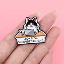 趣味办公室社交猫咪珐琅徽章 动物 恐龙 蝴蝶 语录胸针 翻领别针 徽章配饰 时尚珠宝礼品 - 黑色 - 查看 10