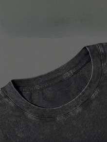 Esta camiseta de manga corta para hombre, confeccionada en algodón puro, presenta un cuello redondo y es ideal para diversas ocasiones. Esta prenda informal de verano luce un elegante diseño gráfico, perfecto para el día a día y para lucir un estilo moderno. - Negro - Ver 3