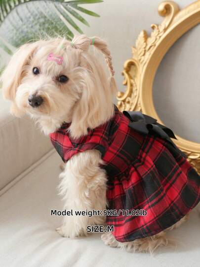 Váy kẻ caro kiểu Anh sang trọng cho thú cưng với nơ đen – Váy xếp ly eo chun, chất liệu cotton pha mềm mại, phù hợp cho các giống chó nhỏ, lý tưởng cho các bữa tiệc và trang phục hàng ngày.