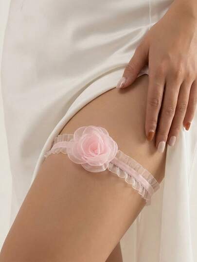 欧美新娘蕾丝弹力吊袜带，饰以粉色山茶花，简约新娘腿部装饰大腿链，时尚性感洛丽塔风格弹力蕾丝山茶花腿链，女士腿部配饰