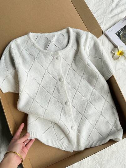 Áo len dệt kim màu trơn, khoét lỗ, có gân, cài nút phía trước, kiểu dáng thường ngày mùa xuân/hè.