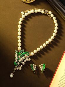 Conjunto de collar y pendientes de lirio del valle vintage lujoso | Opción llamativa para fiestas de corte y retro. Aleación chapada en oro con incrustaciones de diamantes y perlas, textura de hoja verde esmaltada fina y tridimensional, diseño complejo que muestra una calidad lujosa, ideal para ocasiones formales como galas, fiestas retro, bodas, te transforma fácilmente en una dama noble y brillas intensamente. - Multicolor - Ver 2