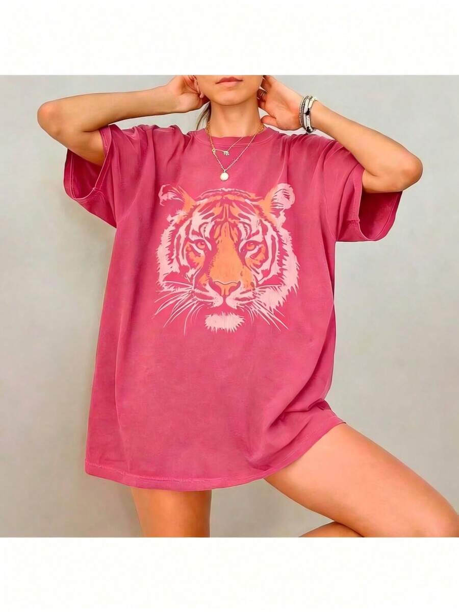 Vintage Tiger Tee - Retro Animal T-Shirt, 90s Animal Gift For Tiger Lover, Wild Cat Shirt, JungleTiger Graphic Tee220G Heavyweight1830% CottonT-Shirt - 玫紅色 - 查看 1