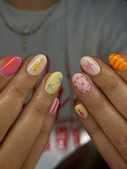 Bộ 24 móng giả hình oval cỡ vừa dễ thương với các họa tiết cá, sọc nhiều màu, sao, chấm bi, graffiti, bao gồm sơn gel và dũa móng, hoàn hảo cho các bạn gái/phụ nữ sử dụng hàng ngày, dự tiệc, hoặc đi biển mùa hè.