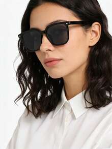 一副黑色镜框偏光时尚眼镜，也称为“经典通勤时尚眼镜”，是一款百搭的基本款时尚单品。 - 彩色 - 查看 3