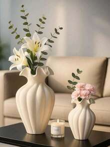 Eine handgefertigte Blumenvase, im Boho-Stil mit wellenförmigem Dekordesign und blütenförmigem Ausguss. Eine einfache Tischdekoration für Zuhause, ein rustikales Geschenk für Wohnzimmer oder Schlafzimmer. Erhältlich in den Größen M/L/XL. - A - Übersicht 7
