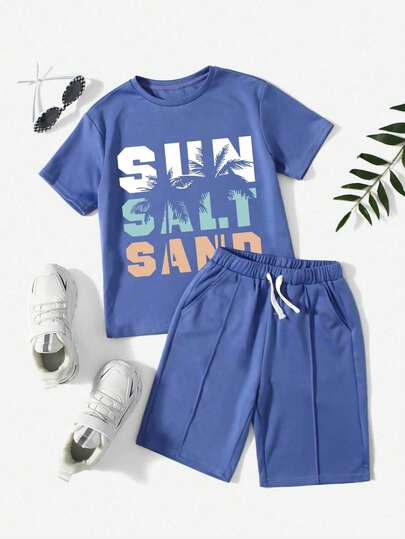 Bộ 2 món đồ chơi bé trai: áo thun ngắn tay in chữ và quần short.