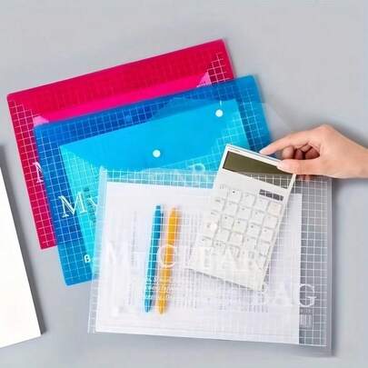 Pasta transparente multicolorida para arquivos, prática e funcional para escritório, com botão de pressão para fácil abertura e fechamento. Feita de plástico resistente e durável, resistente à água. Tamanho A4, com ampla capacidade e divisórias internas. Ideal para guardar provas, documentos e arquivos. Elegante e prática.