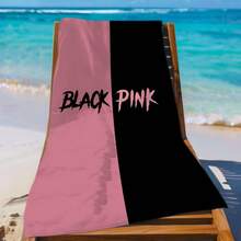 1条超大号黑粉双色沙滩巾，印有醒目的“BLACK PINK”字样 - 轻盈、高品质涤纶材质，速干、防沙，适合游泳、水疗、户外和居家使用 - 多功能便携式毛巾和野餐垫，超强吸水超细纤维毛巾 - A - 查看 4