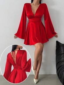 Elegante vestido mini ajustado con escote en V, espalda descubierta, manga larga, volantes y torsión, versátil y estilizante para fiesta en rojo - Rojo - Ver 3