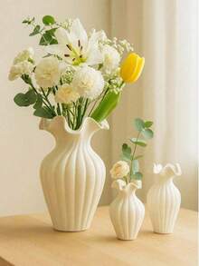 Eine handgefertigte Blumenvase, im Boho-Stil mit wellenförmigem Dekordesign und blütenförmigem Ausguss. Eine einfache Tischdekoration für Zuhause, ein rustikales Geschenk für Wohnzimmer oder Schlafzimmer. Erhältlich in den Größen M/L/XL. - A - Übersicht 3