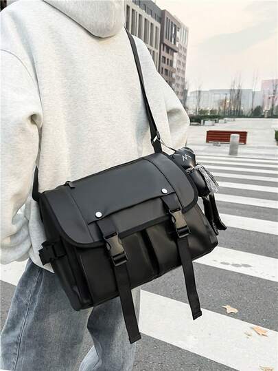 大容量休闲度假风男士涂鸦链条单肩包，朋克风休闲包带吊坠