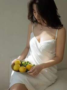 这款时尚舒适的浴袍采用轻盈弹力面料制成，由棉纱织成，既可裹身，也可作浴巾使用。它速干，非常适合用作沙滩巾——能够舒适地覆盖全身，长度也足够轻松展开。 - 白色 - 查看 4