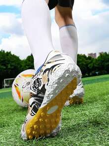 四季皆宜的运动比赛足球鞋，校园风格足球比赛鞋，足球训练鞋，软钉，防滑，透气，不对称迷彩图案 - 白色 - 查看 3