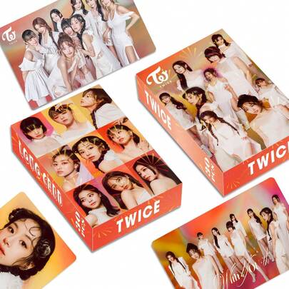 30 PIEZAS de Tarjetas Fotográficas con el Estilo Clásico de TWICE que incluyen a todos los miembros con imágenes exquisitas. Perfectas para almacenar en carpetas y decorar álbumes. Excelente como regalo para cumpleaños, festivales y temporada de regreso a clases.