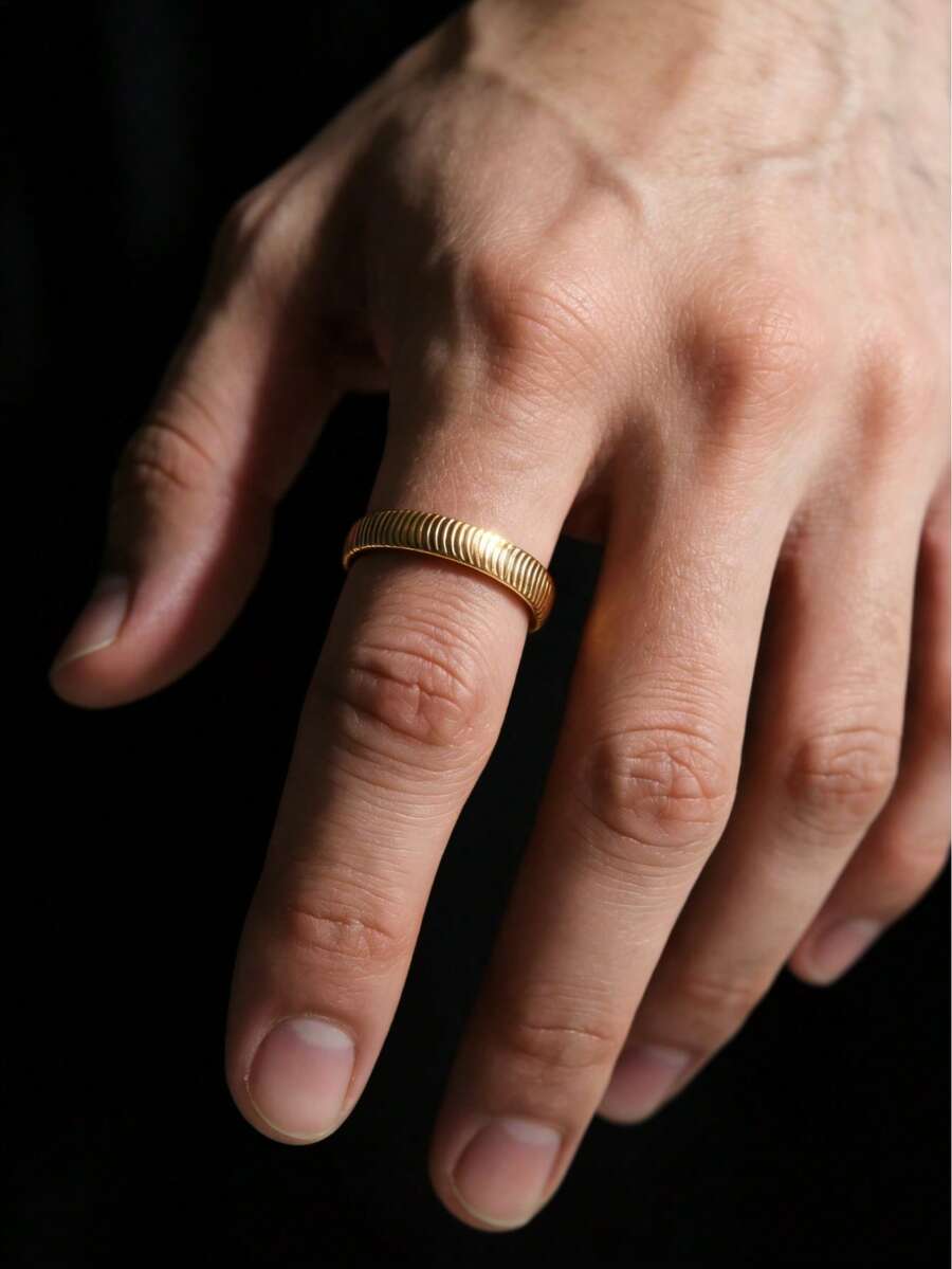 Anillo elegante y delicado de acero inoxidable con onda grabada enchapado en oro de 18K, 0,4 cm de ancho, adecuado para uso diario, unisex - Amarillo Oro - Ver 1