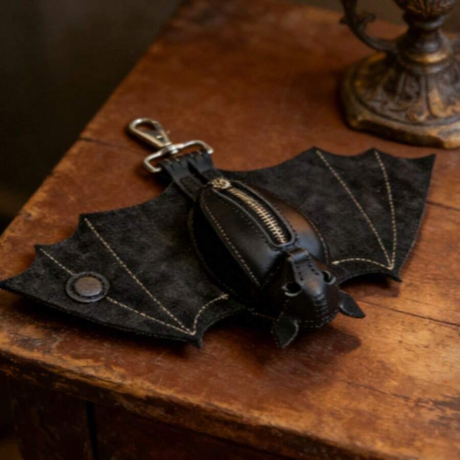 Bat-Shaped Leather Coin Purse With Metal Clip & Detailed Wing Stitching, Versatile Bag Charms And Car Interior Accessory For Keychain Or Purse Decor, Unique Gothic Fashion Gift For Style Lovers - 黑色 - 查看 1