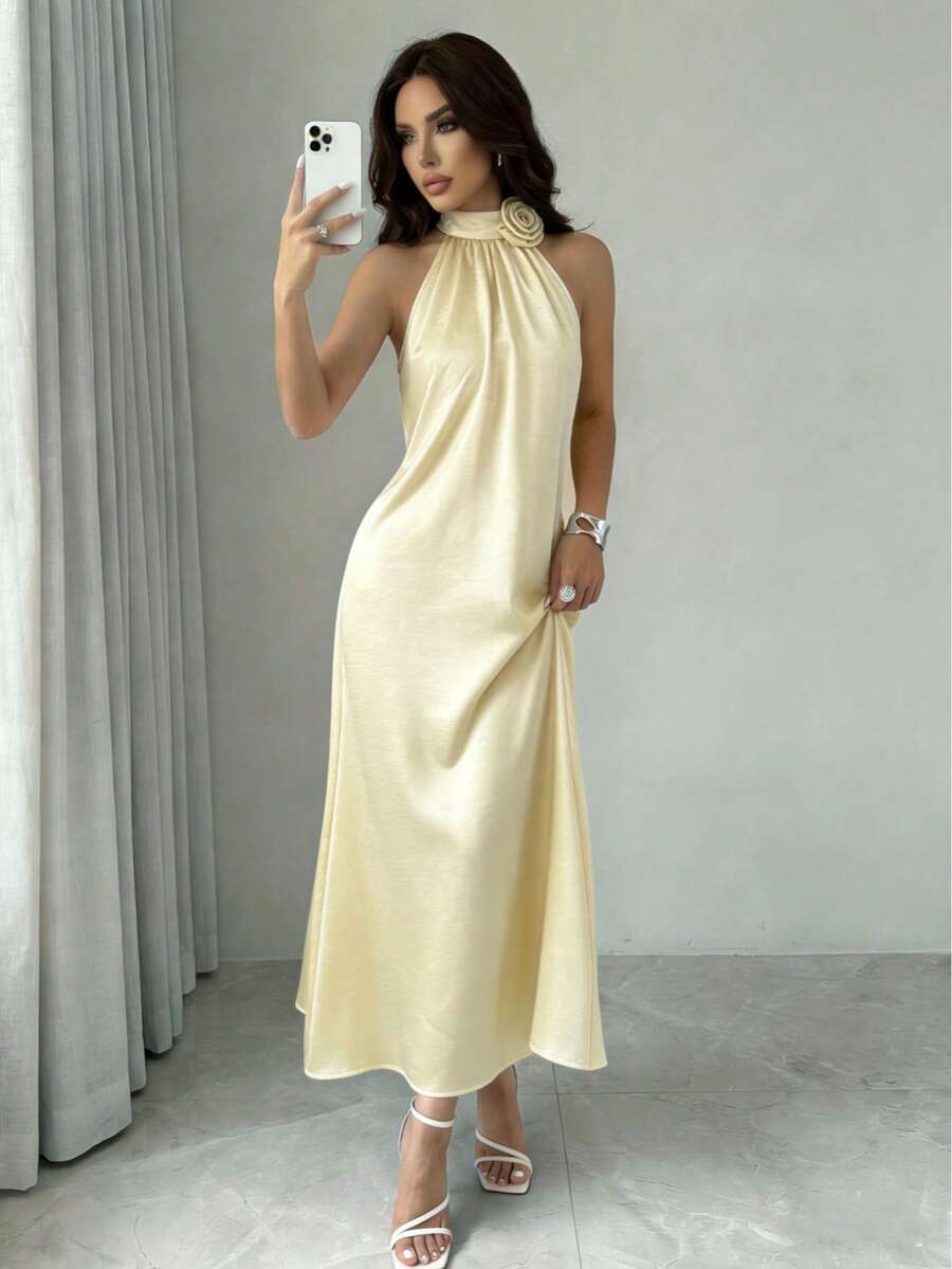 优雅白色缎面中长吊带连衣裙 - 花卉领口细节，飘逸廓形，高领细肩带 - 完美适用于鸡尾酒会、婚礼宾客和夏季聚会 - 尽显女性柔美、精致优雅，轻松打造时尚造型