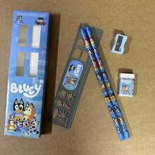 Bluey 14-teiliges Schreibwaren-Geschenkset, Geburtstags- oder Weihnachtsgeschenk für Grundschüler, enthält Bleistift, Lineal, Anspitzer, Radiergummi, Notizbuch, Federmäppchen - Verschiedenfarbig - Übersicht 7
